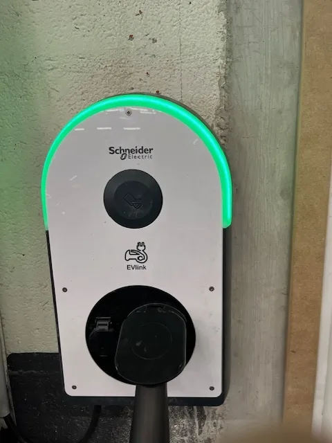 remplacement d'une borne de recharge électrique Schneider electric chez un client professionnel à La Tour du Pin