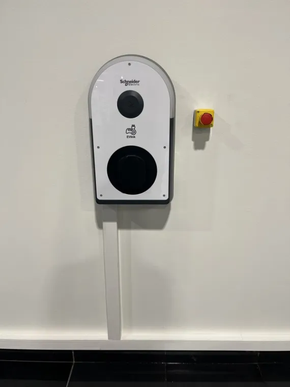 Pose de bornes de recharge à Bourgoin-Jallieu : votre électricien professionnel à l'œuvre, Bourgoin-Jallieu, Lévêque Électricité