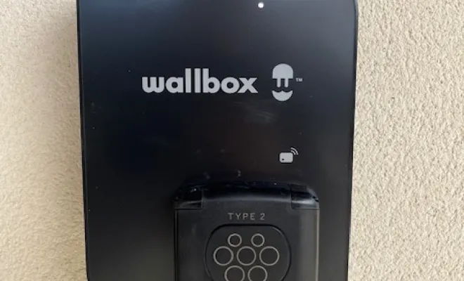 petite borne de recharge wallbox posée chez un particulier à Sérezin-de-la-tour par Lévêque électricité