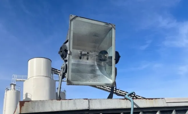 projecteur sodium sur toiture de hangar 