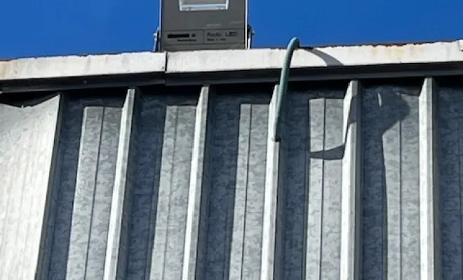 changement en toiture de projecteur sodium dans une entreprise à Nivolas-Vermelle